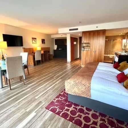 Favorite Parkhotel Otel 4*